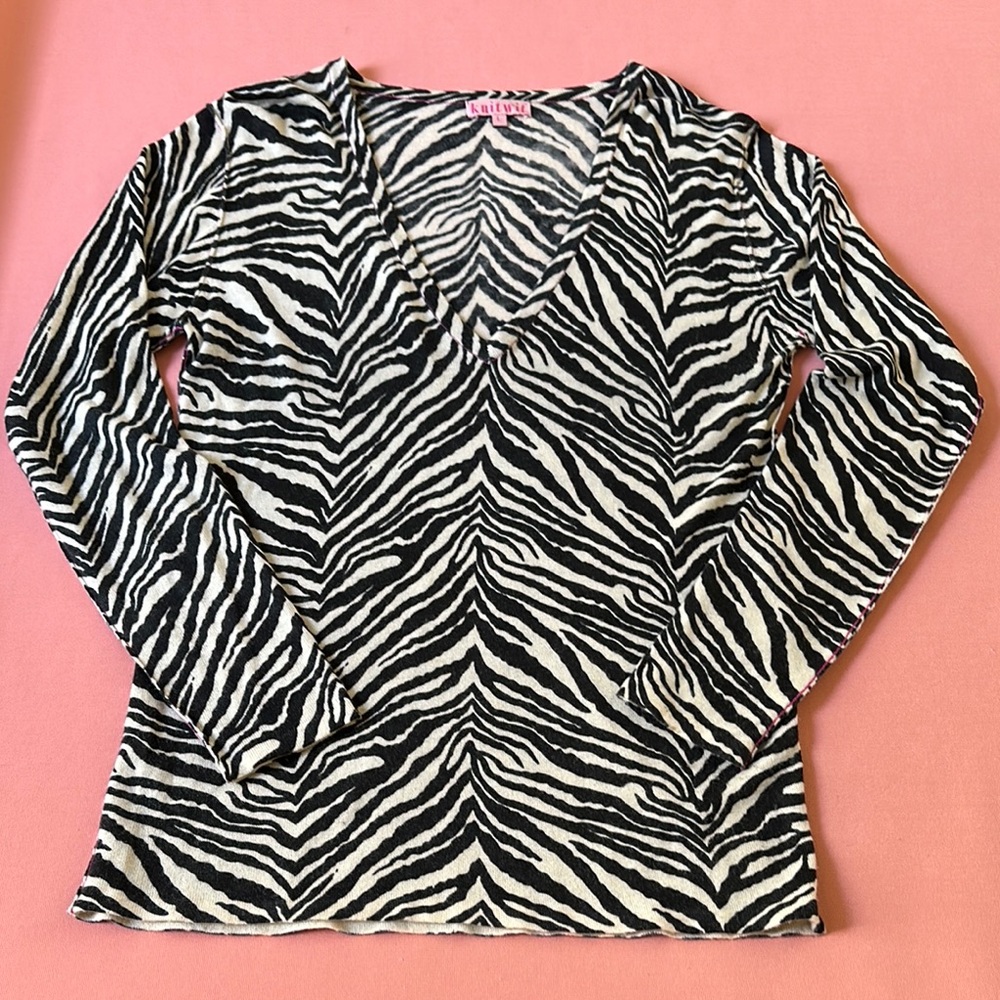 New KNIT WIT CASHMERE Zebra Print V-Neck Women's  Long sleeve Top. Size Large.